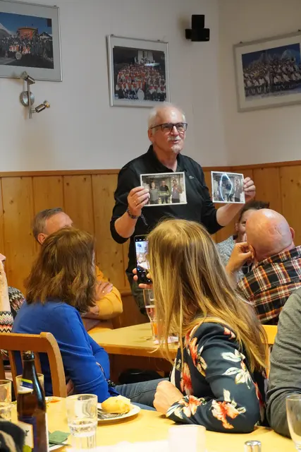 Im Vorjahr wurde eines der Gründungsmitglieder, Hansjörg Hofer, in Abwesenheit zum Ehrengeneralsekretär gewählt, er überreichte damals die Chronik an Klotz und Pittl, bezeugt durch ein Foto, das 2022 gemacht wurde und lobte, dass diese Idee mit Eifer weiter verfolgt wird, wie er sagte und Dank an die neue Spitze aussprach.