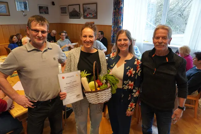 Für 25 x Teilnahme erhielt Bernadette HOFER „das frische Gemüse im Korb" mit Urkunde überreicht von Generalsekretär Harald Klotz (li.), Präsidentin Agnes Juen und Kassier Martin Pittl (re.).