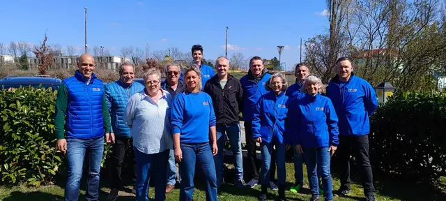 Blaue Eier und ein mannshoher Osterhase