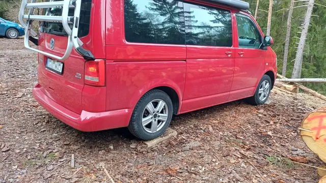 Unterkeilte Reifen und laufende Standheizung deuten auf Camping hin. | Foto: TBW Est. Stubai