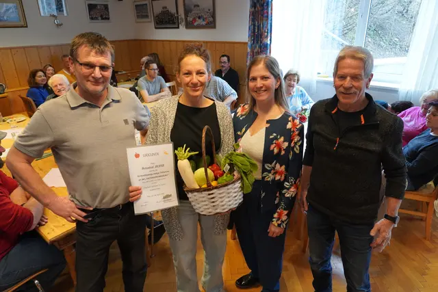 Für 25 x Teilnahme erhielt Bernadette HOFER „das frische Gemüse im Korb" mit Urkunde überreicht von Generalsekretär Harald Klotz (li.), Präsidentin Agnes Juen und Kassier Martin Pittl (re.).