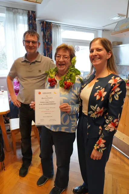 Für 15 x Teilnahme erhielt Karin Nagl „die roten Radieschen am Band" mit Urkunde von Harald Klotz und Präsidentin Agnes Juen.