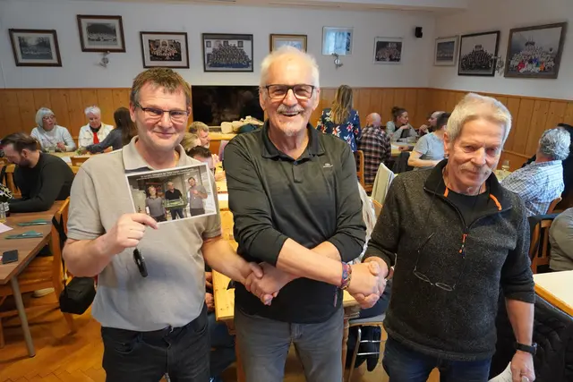 Im Vorjahr wurde eines der Gründungsmitglieder, Hansjörg Hofer, in Abwesenheit zum Ehrengeneralsekretär gewählt, er überreichte damals die Chronik an Klotz und Pittl, bezeugt durch ein Foto, das 2022 gemacht wurde und lobte, dass diese Idee mit Eifer weiter verfolgt wird, wie er sagte und Dank an die neue Spitze aussprach.