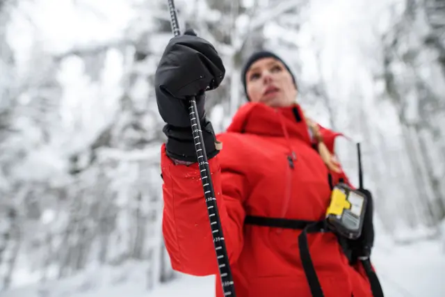 Zwei Wanderinnen mussten im knietiefen Schnee oberhalb von Hallstatt von der Bergrettung geborgen werden. | Foto: PantherMedia / halfpoint (Symbolfoto)
