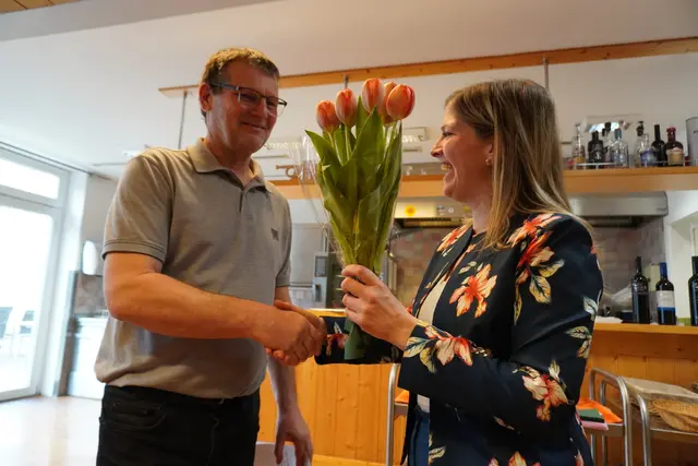 Klotz gratuliert: Die Präsidentin Agnes Juen bleibt fünf Jahre im Amt.