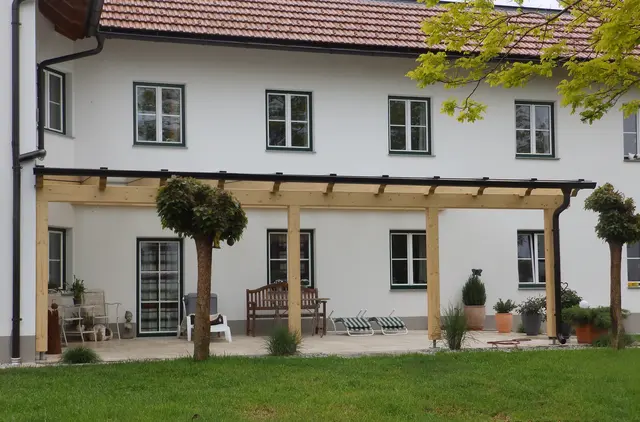 Die Holzterrasse wird zum erweiterten Wohnraum im Freien. | Foto: Holzbau Seisenbacher