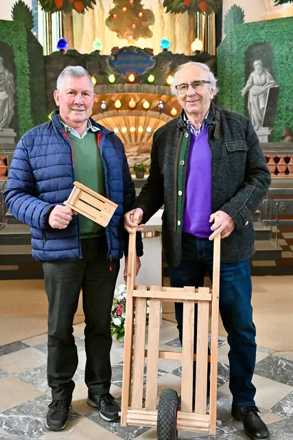 Martin Erharter (li.) und Toni Schweighofer fertigten die neuen Ratschen in Eigenregie - und sie kümmern sich auch um das Ostergrab.