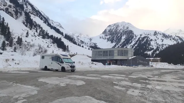 Alles ruhig, nur ein einziges Wohnmobil im Gletscherskigebiet | Foto: TBW Est. Stubai