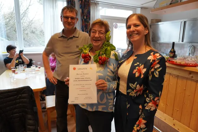 Für 15 x Teilnahme erhielt Karin Nagl „die roten Radieschen am Band" mit Urkunde von Harald Klotz und Präsidentin Agnes Juen.