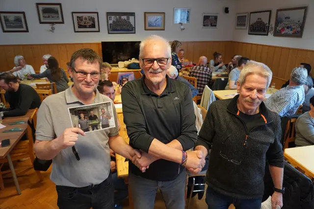 Im Vorjahr wurde eines der Gründungsmitglieder, Hansjörg Hofer, in Abwesenheit zum Ehrengeneralsekretär gewählt, er überreichte damals die Chronik an Klotz und Pittl, bezeugt durch ein Foto, das 2022 gemacht wurde und lobte, dass diese Idee mit Eifer weiter verfolgt wird, wie er sagte und Dank an die neue Spitze aussprach.