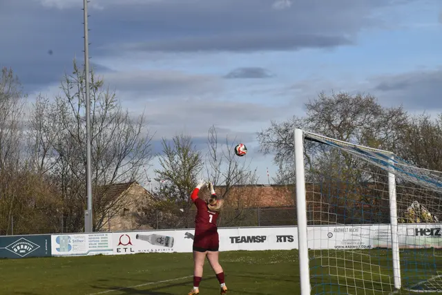 Auch in der Szene hatte der Wind sein "Lüftchen" im Spiel - Paula Schöll patzte bei einem hohen Ball. | Foto: MeinBezirk/Michael Strini