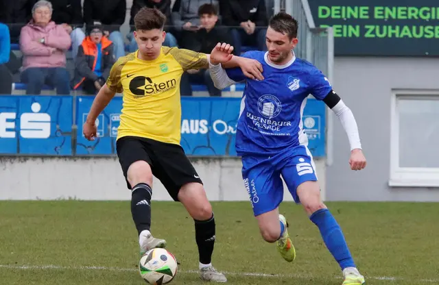 Tobias Auer (Rainbach, l.) im Duell mit Wartberg-Kapitän Georg Rogl (blau). | Foto: MeinBezirk