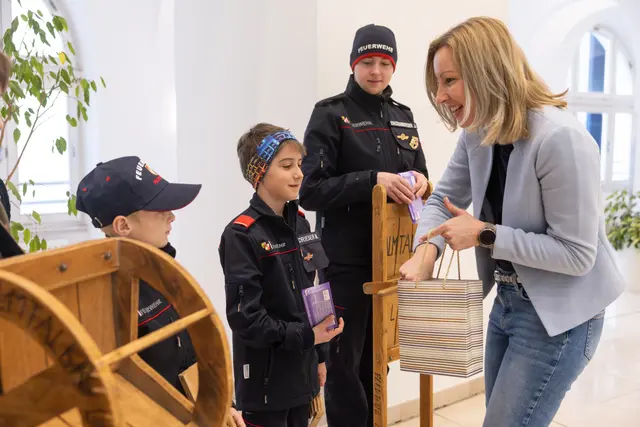 Ratschenkinder bringen Osterstimmung ins Linzer Rathaus