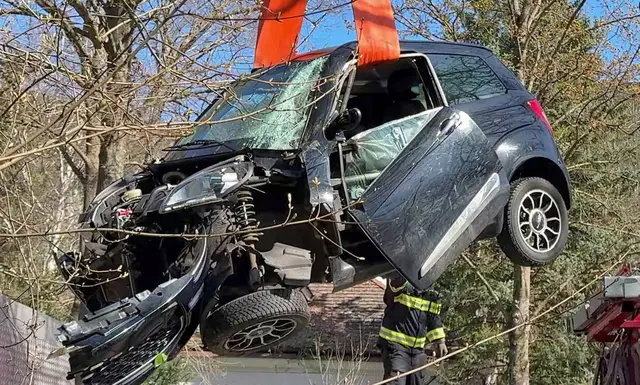  Passanten leisteten Erste Hilfe und zogen den verletzten Lenker aus dem Fahrzeug, bevor die alarmierten Rettungskräfte eintrafen. | Foto: BFKDO BADEN / Stefan Schneider