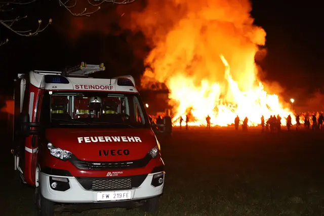 Gemütliche Atmosphäre beim Steindorfer Osterfeuer