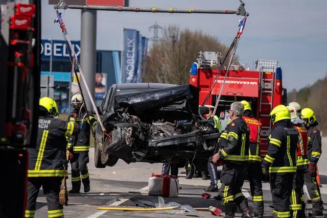 Feuerwehr und Rettung nach Pkw-Kollision am Ostersonntag im Einsatz