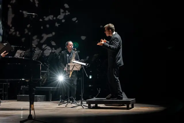 Big-Band-Leader Christoph Pepe Auer und Chorleiter Michael Schneider beeindruckten von Beginn an mit einer mitreißenden Vorstellung des Bachchors.  | Foto:  Scheffold Media