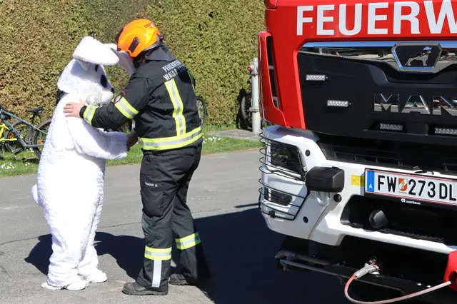 Zeitgerecht lieferte die Feuerwehr den Osterhasen auf dem Festareal ab | Foto: Gerhard Langmann
