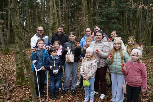 Osterhase begeisterte Kinder im Münichholzerwald