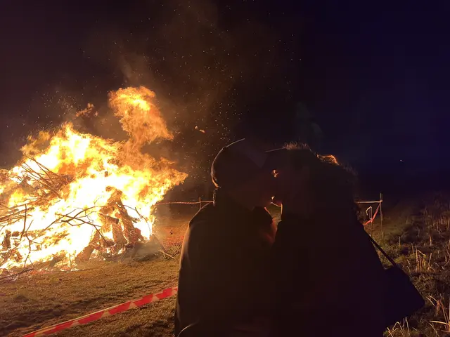 Pünktlich um 20 Uhr wurde das imposante Osterfeuer entzündet und sorgte für magische Momente in Sigleß. | Foto: MeinBezirk / Alejandra Ortiz