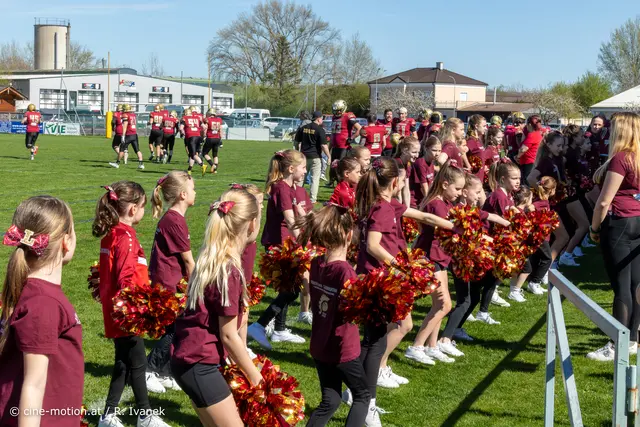 Cheerleader unter Leitung von Simone Travnik. | Foto: cine-motion.at / R. Ivanek