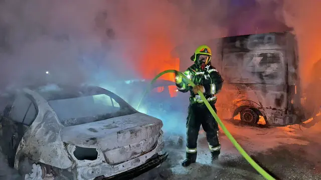 Erste Notrufe meldeten mehrere in Flammen stehende Fahrzeuge.  | Foto: BFKDO BADEN / Stefan Schneider