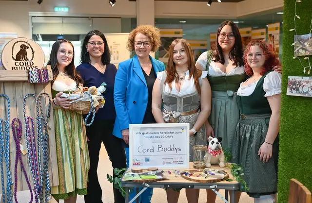 Schülerinnen holen ersten Platz mit Hundeleinen-Idee
