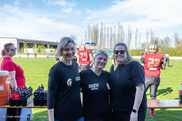 Das Versorgungsteam der Spieler: Sabine W., Martina Kornhäusl  (Obfrau) und Vanessa S. (vlnr). | Foto: cine-motion.at / R. Ivanek