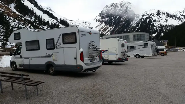 Hier nur 4 von 20 früher abgestellten Fahrzeugen | Foto: TBW Est. Stubai