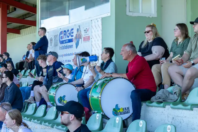 Fanclub der Legionaries - Trommeln und Sprachrohr mit Ratschenwirbel und Geschreie begleiteten die Spieler. | Foto: cine-motion.at / R. Ivanek