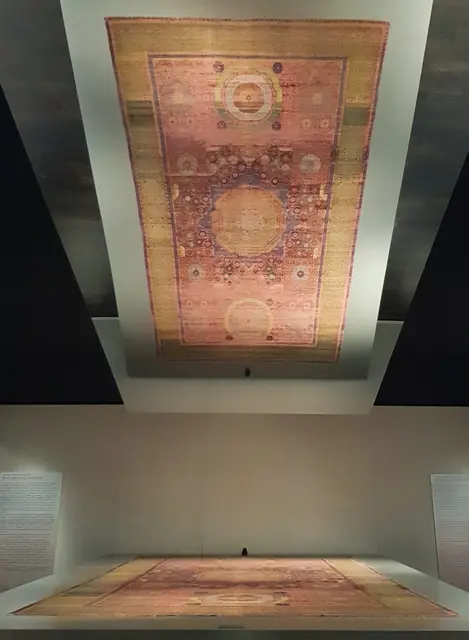 pompöser Eingang in die Teppichausstellung
