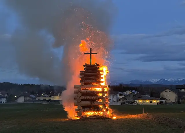 Die Oberdörfer Zech lud zum traditionellen Osterfeuer auf die Pontlwiese in Pogöriach ein.