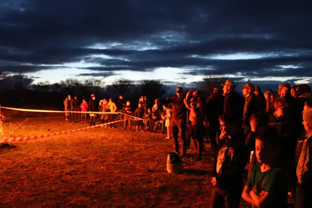 Feuer und Flamme für die Tradition! Das zweite Osterfeuer des Burschenvereins tauchte die frühlingshafte Nacht in ein warmes Licht. | Foto: MeinBezirk / Alejandra Ortiz