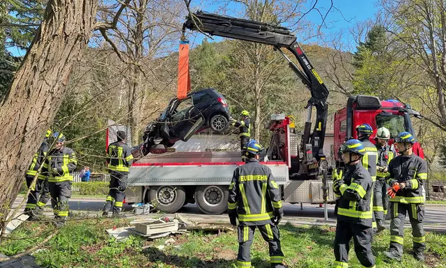 Erst nach der Stromabschaltung konnte das stark beschädigte Fahrzeug geborgen werden. | Foto: BFKDO BADEN / Stefan Schneider