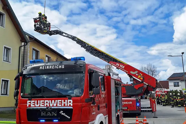 Parallel dazu wurden von weiteren Kameraden Löschleitungen aufgebaut und sofort mit Wasser gefüllt. | Foto: BFK WT / St. Mayer