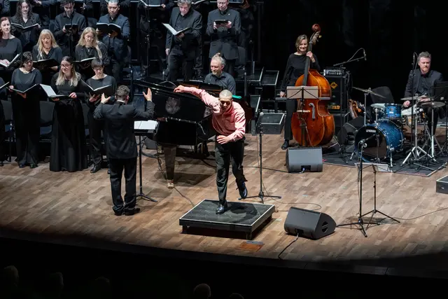 Ganz im Sinne von Duke Ellington: Stepptänzer Eli Hooker legte mit seiner Einlage noch eins drauf.  | Foto:  Scheffold Media