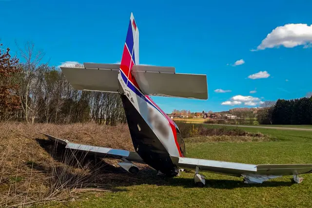 Der Pilot blieb unverletzt, das Flugzeug wirkte dann doch etwas mitgenommen. | Foto: FOTOKERSCHI