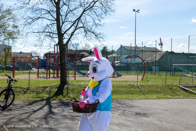 Osterhase verteilte beim Saisonstart (Ostersonntag)
Eier an die Kinder und sorgte für die Auslosung. | Foto: cine-motion.at / R. Ivanek