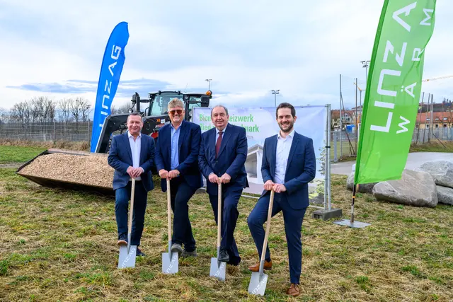 Spatenstich: Manfred Föderl (Geschäftsführer Linz Strom Gas Wärme GmbH), Bürgermeister Christian Tauschek, Linz AG-Generaldirektor Erich Haider, Projektleiter Dominic Wöß (Linz Strom Gas Wärme GmbH). | Foto: LINZ AG / WERNER KERSCHBAUMMAYR