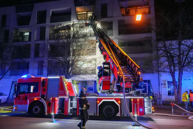 Durch das rasche und gezielte Eingreifen der Feuerwehr wurde eine mögliche Ausbreitung des Feuers auf weitere Gebäudeteile verhindert.
