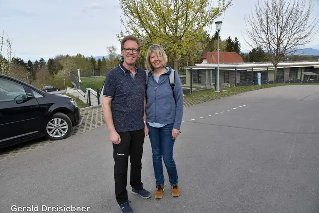 Auch Bürgermeister Ing. Werner Höfler mit Frau Andrea gingen den Wandertag mit.  | Foto: Gerald Dreisieber