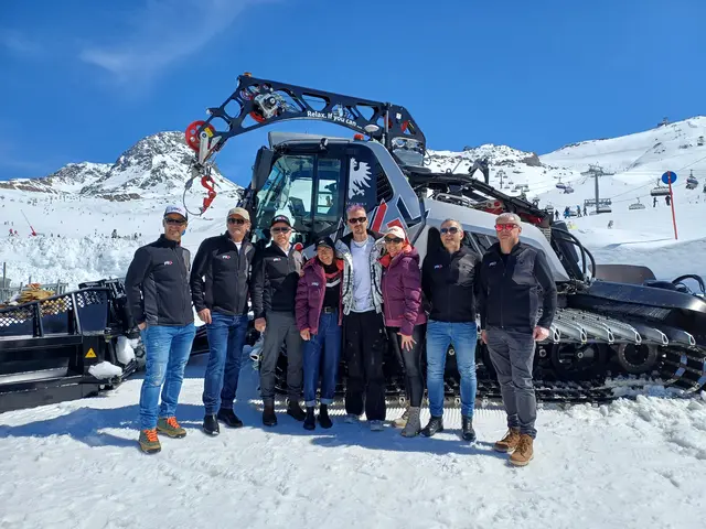 Picture in the Snow! Michael Zangerl (Vorstand TVB Paznaun-Ischgl), Alexander v.d.Thannen (Präsident TVB Paznaun-Ischgl), Markus Walser (Vorstand SSAG), Anna Kurz (Vorstand TVB Paznaun-Ischgl), Robin Schulz, Myriam Walser (Aufsichtsratsvorsitzende TVB Paznaun-Ischgl), Günther Zangerl (Vorstand der SSAG Ischgl), Jürgen Kurz (Aufsichtsratsvorsitzender der SSAG Ischgl) (v.l.) | Foto: Monika Hammerl