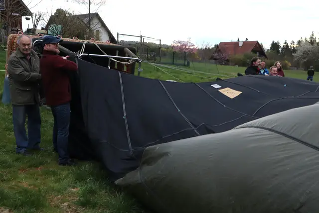 Noch liegt der Ballon ziemlich flach auf dem Boden | Foto: Gerhard Langmann