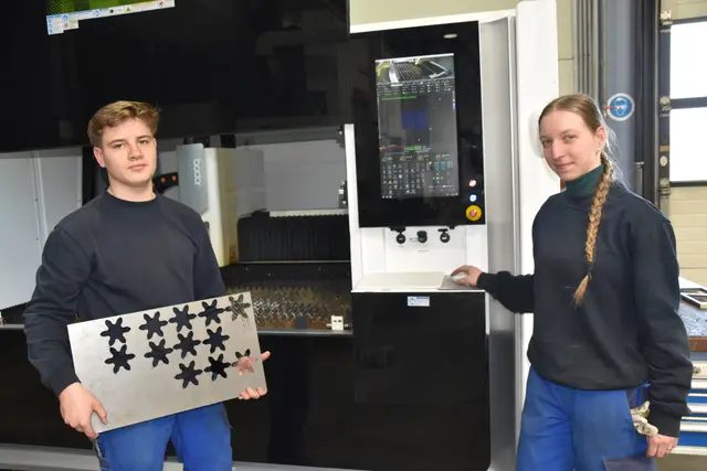 Iosif Mihulin (2. Lehrjahr) und Salome Schick (3. Lehrjahr) mit dem neuen modernen Lasergerät, das bei "Jugend am Werk" im Einsatz ist.  | Foto: MeinBezirk/Michael Strini