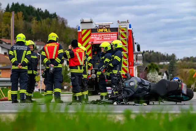 Der Motorradlenker wurde nach der Erstversorgung durch Rettungsdienst und Notarzt stabilisiert und zur weiteren Behandlung in ein Linzer Krankenhaus eingeliefert. | Foto: FOTOKERSCHI / WERNER KERSCHBAUMMAYR