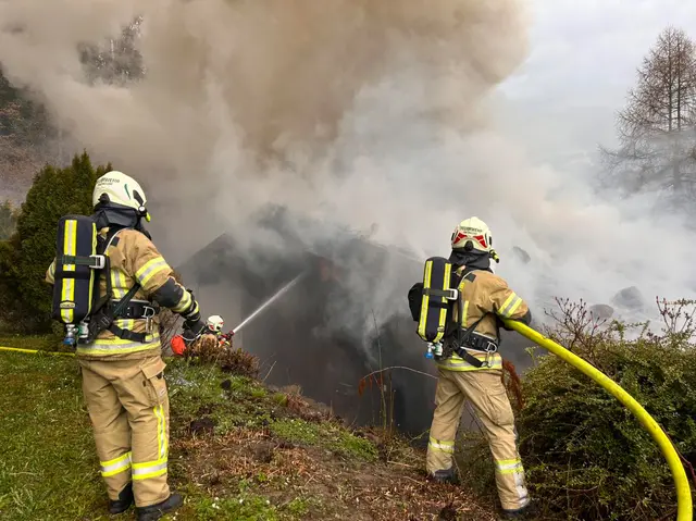 Die Löscharbeiten werden von der Freiwilligen Feuerwehr Kitzbühel durchgeführt.  | Foto: ZOOM.TIROL