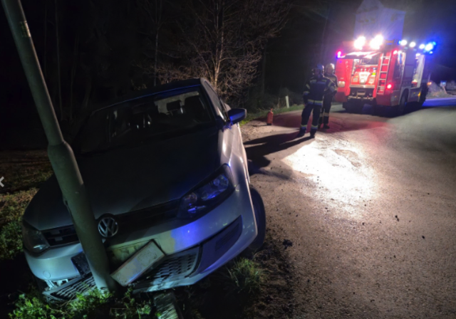 Ein Fahrzeug war in der Nacht zum Ostermontag gegen eine Straßenlaterne in Puchbach geprallt. | Foto: Stefan Bauer/FF Maria Lankowitz