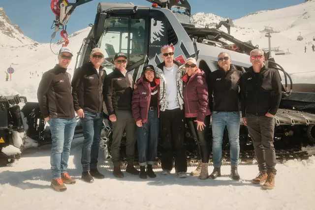 Picture in the Snow (v.l.): Michael Zangerl (Vorstand TVB Paznaun – Ischgl), Alexander von der Thannen (Präsident TVB Paznaun – Ischgl), Markus Walser (Vorstand Silvrettaseilbahn AG), Anna Kurz (Vorstand TVB Paznaun – Ischgl), Robin Schulz, Myriam Walser (Aufsichtsratsvorsitzende TVB Paznaun – Ischgl), Günther Zangerl (Vorstand Silvrettaseilbahn AG), Jürgen Kurz (Aufsichtsratsvorsitzender Silvrettaseilbahn AG). | Foto: Flo Mitteregger