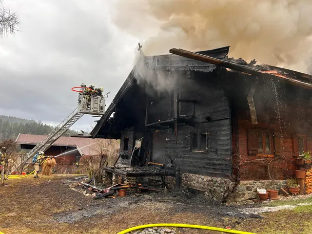 Die Löscharbeiten werden von der Freiwilligen Feuerwehr Kitzbühel durchgeführt.  | Foto: ZOOM.TIROL
