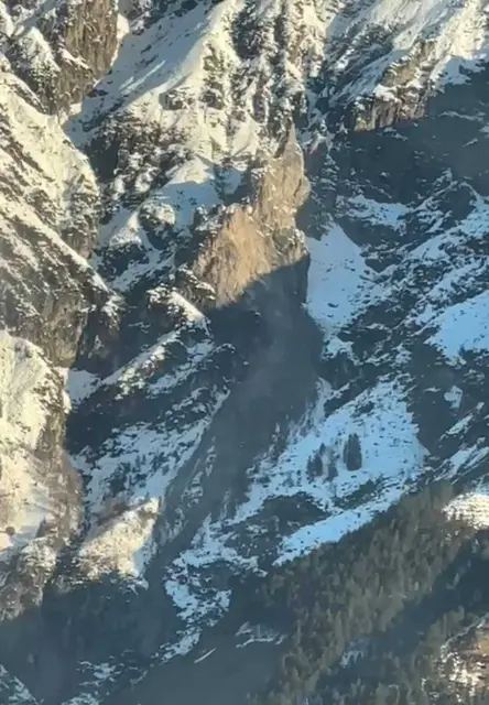 Große Gesteinsmassen lösten sich aus dem Hang und donnerten talwärts. Seither sind sämtliche Wanderwege in dem Bereich gesperrt. Am Dienstag sollen Fachleute der Landesgeologie Tirol das betroffene Gebiet genauer untersuchen.  | Foto: MeinBezirk